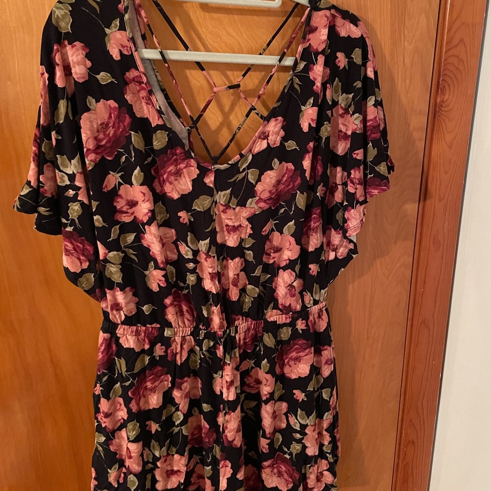 Floral romper with pockets!!